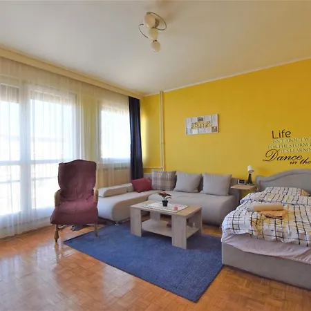 Autokomanda Apt. With Beautiful View Near Center! Apartment